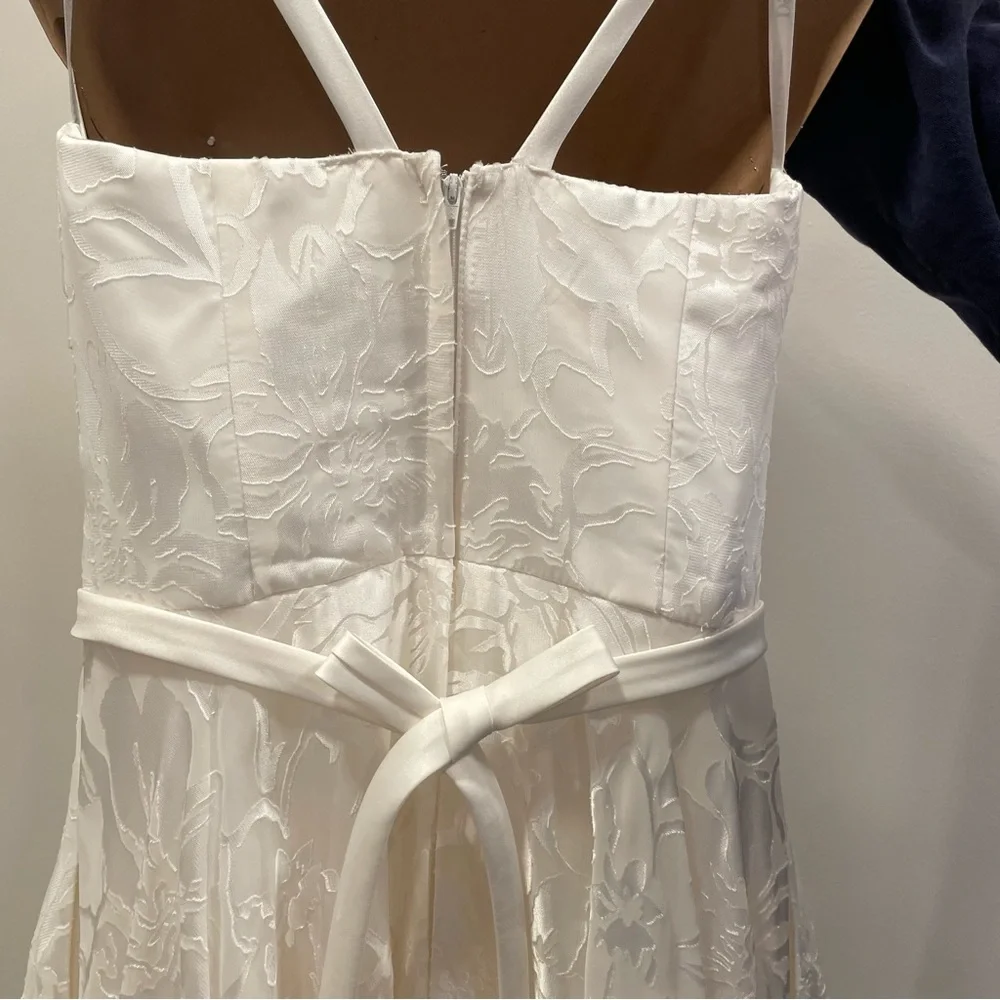 Beautiful ivory wedding gown - Picture 5 of 11